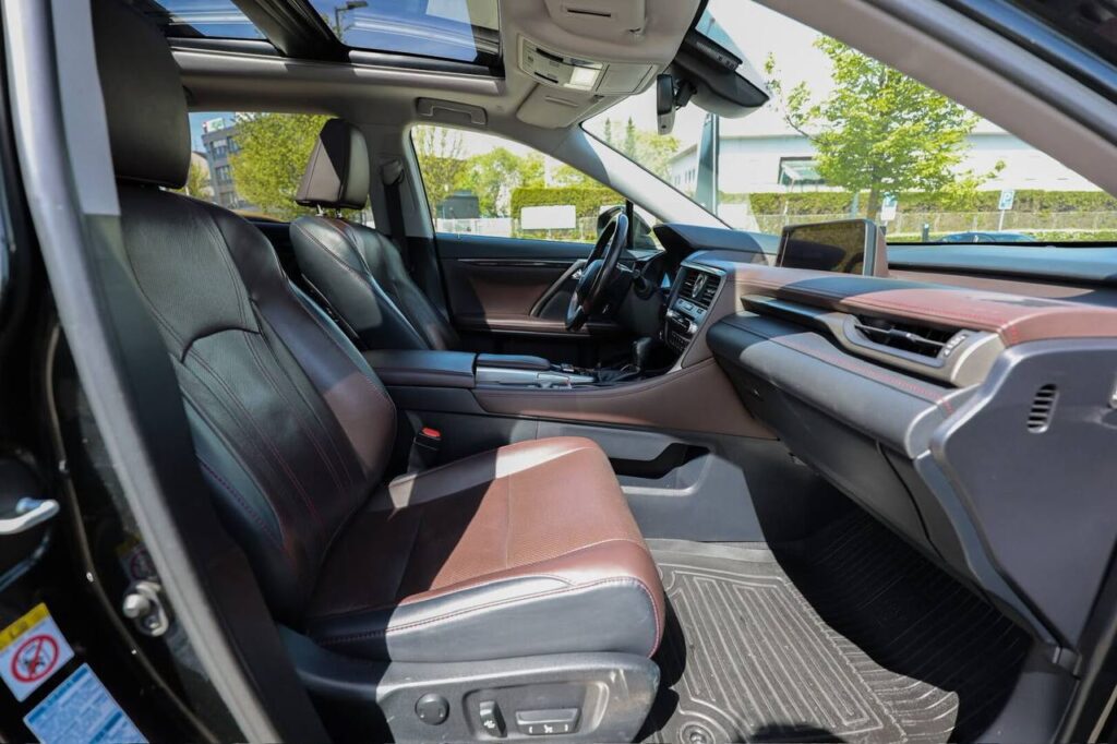 У центрі Праги викрали Lexus RX450h: власники просять допомогти знайти авто - Новини Чехії, ТехноМанія. Джерело: Українці в Чехії | Чеські новини для українців У центрі Праги викрали Lexus RX450h: власники просять допомогти знайти авто - фото 2