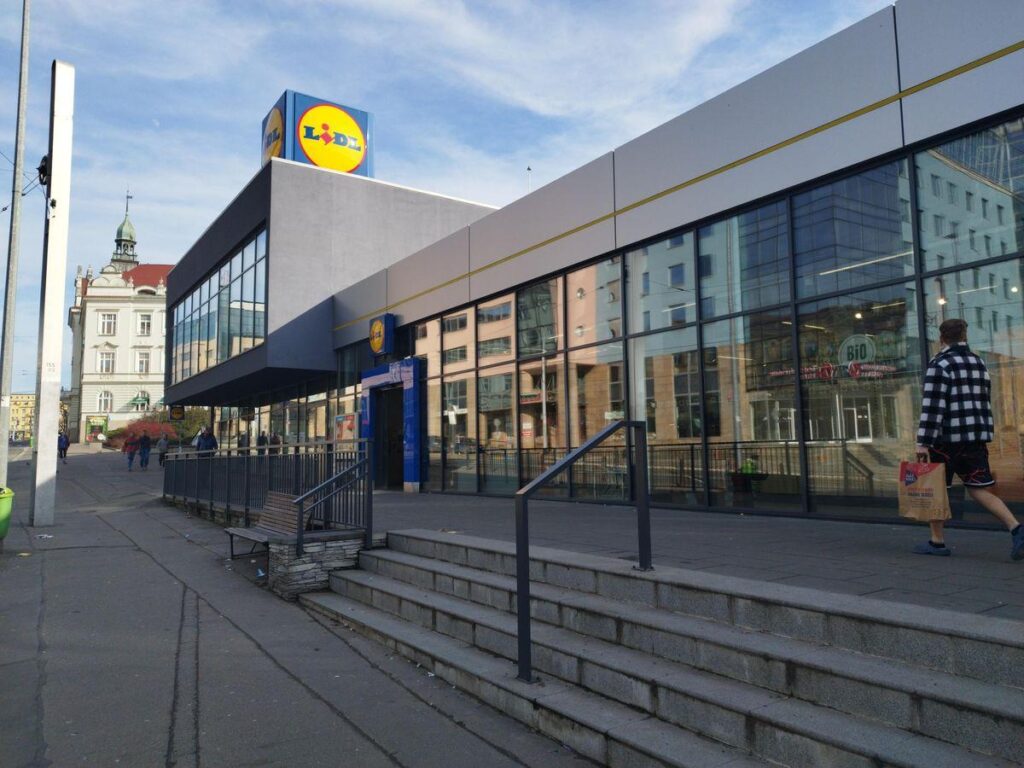 У чеському супермаркеті продавали курятину з ознаками псування - фото