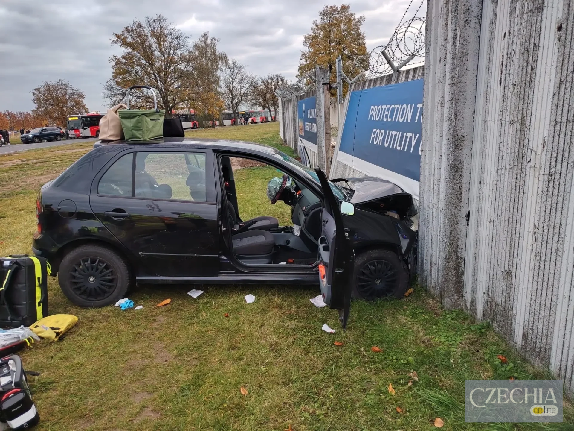 Автомобіль пробив бетонну огорожу аеродрому в празькому Рузине Автомобіль пробив бетонну огорожу аеродрому в празькому Рузине