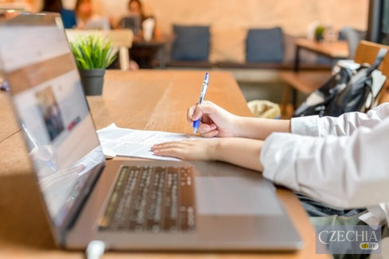 Довідка про відсутність податкових боргів у Чехії: як отримати за 100 крон - Корисне біженцям, Життя та гроші. Джерело: Українці в Чехії | Чеські новини для українців Мінімальні внески для підприємців у Чехії помітно зростуть із січня 2027 року