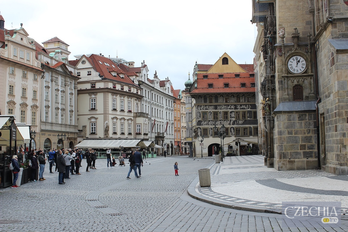 Praha,_Staroměstské_náměstí,_lidé_sledující_orloj Астрономічний годинник на Староміській площі в Празі. У ніч на 25 жовтня Чехія перейде на зимовий час. Архівне фото: Ян Полак