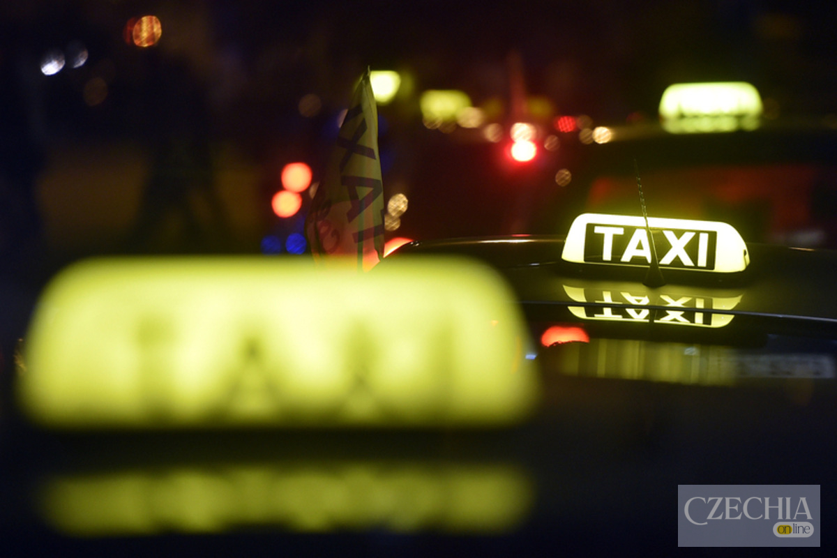 У Празі знову обмежили тарифи таксі з таксометрами після скасування цінового регулювання на початку жовтня У Празі знову обмежили тарифи таксі з таксометрами після скасування цінового регулювання на початку жовтня
