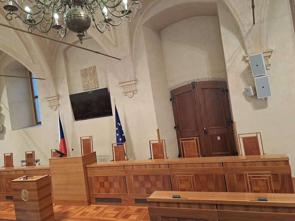 У Чехії партія прем’єра Бабіша програла всі 13 двобоїв за Сенат: що означають результати виборів - фото