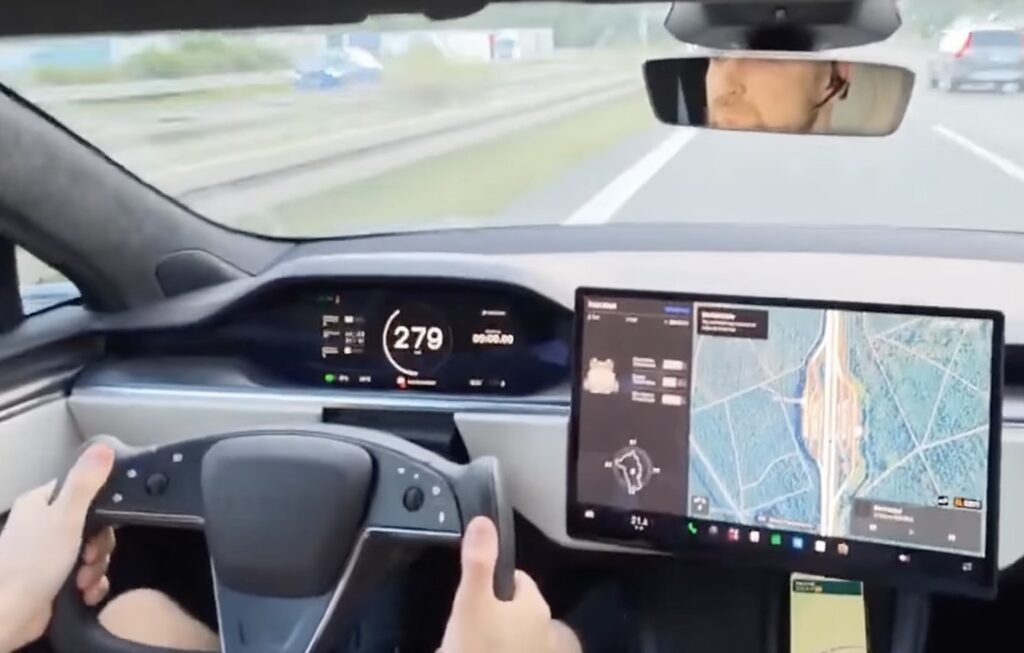 У Tesla лопнула шина на швидкості 285 км/год: авто розбилося, водій дивом вижив. Відео - фото