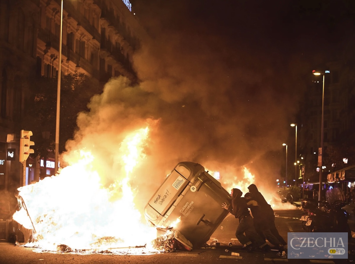 Протест за доступне житло в Барселоні завершився сутичками Палаючі контейнери після протесту за доступне житло в Барселоні