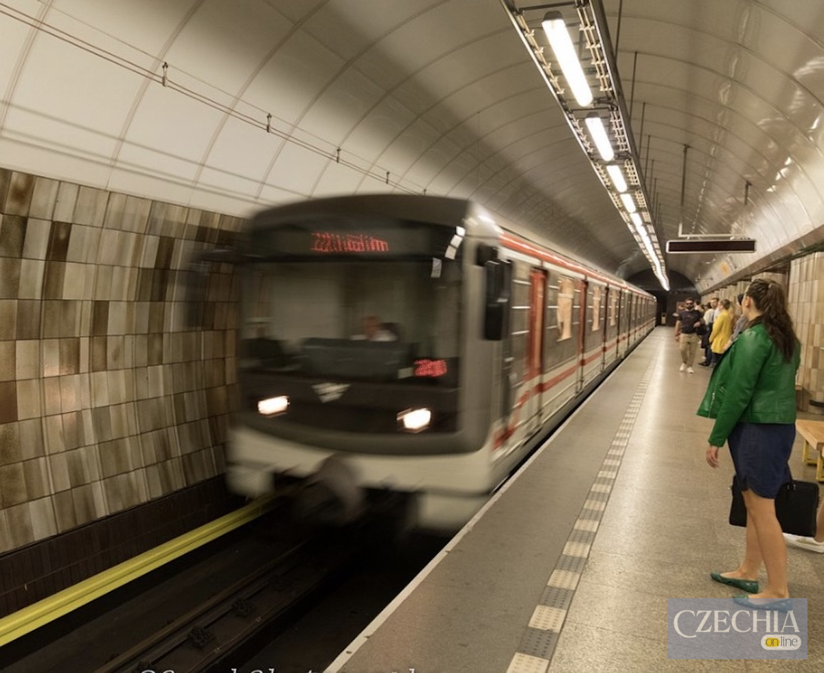 У Празі на станції Náměstí Míru загинула жінка — зупинили метро А Потяг метро Праги прибуває на станцію — лінію А зупинили після загибелі жінки на Náměstí Míru