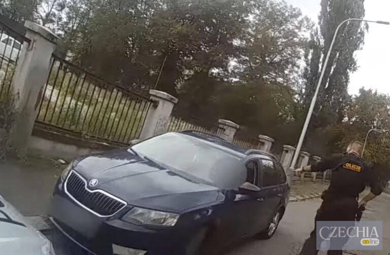 Синій автомобіль Škoda Octavia, на якому покупець поїхав із Чеського Тешина до Острави під час тест-драйву