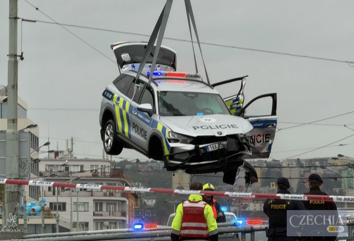 У Празі поліцейський автомобіль упав із Главкового мосту у Влтаву Пошкоджений поліцейський автомобіль піднімають краном із річки Влтави після падіння з Главкового мосту в Празі