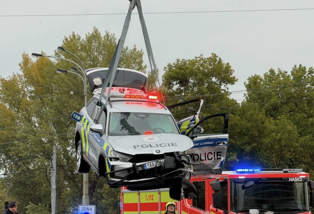 У Празі поліцейський автомобіль злетів із мосту у Влтаву: рятувати людей кинувся випадковий бігун - Новини Чехії. Джерело: Українці в Чехії | Чеські новини для українців У Празі поліцейський автомобіль злетів із мосту у Влтаву: рятувати людей кинувся випадковий бігун - фото 3