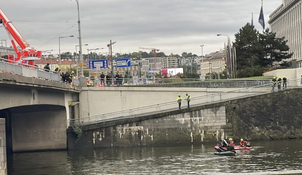 У Празі поліцейський автомобіль злетів із мосту у Влтаву: рятувати людей кинувся випадковий бігун - Новини Чехії. Джерело: Українці в Чехії | Чеські новини для українців У Празі поліцейський автомобіль злетів із мосту у Влтаву: рятувати людей кинувся випадковий бігун - фото 1