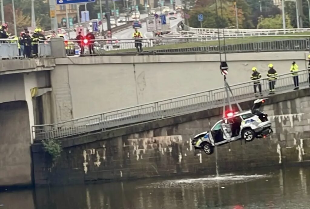 У Празі поліцейський автомобіль злетів із мосту у Влтаву: рятувати людей кинувся випадковий бігун - Новини Чехії. Джерело: Українці в Чехії | Чеські новини для українців У Празі поліцейський автомобіль злетів із мосту у Влтаву: рятувати людей кинувся випадковий бігун - фото