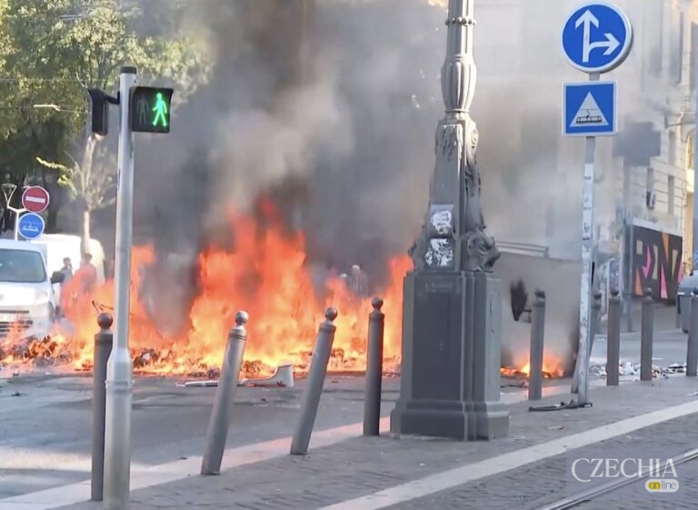 Палаючі барикади під час масових протестів у Франції 17 жовтня 2026 року