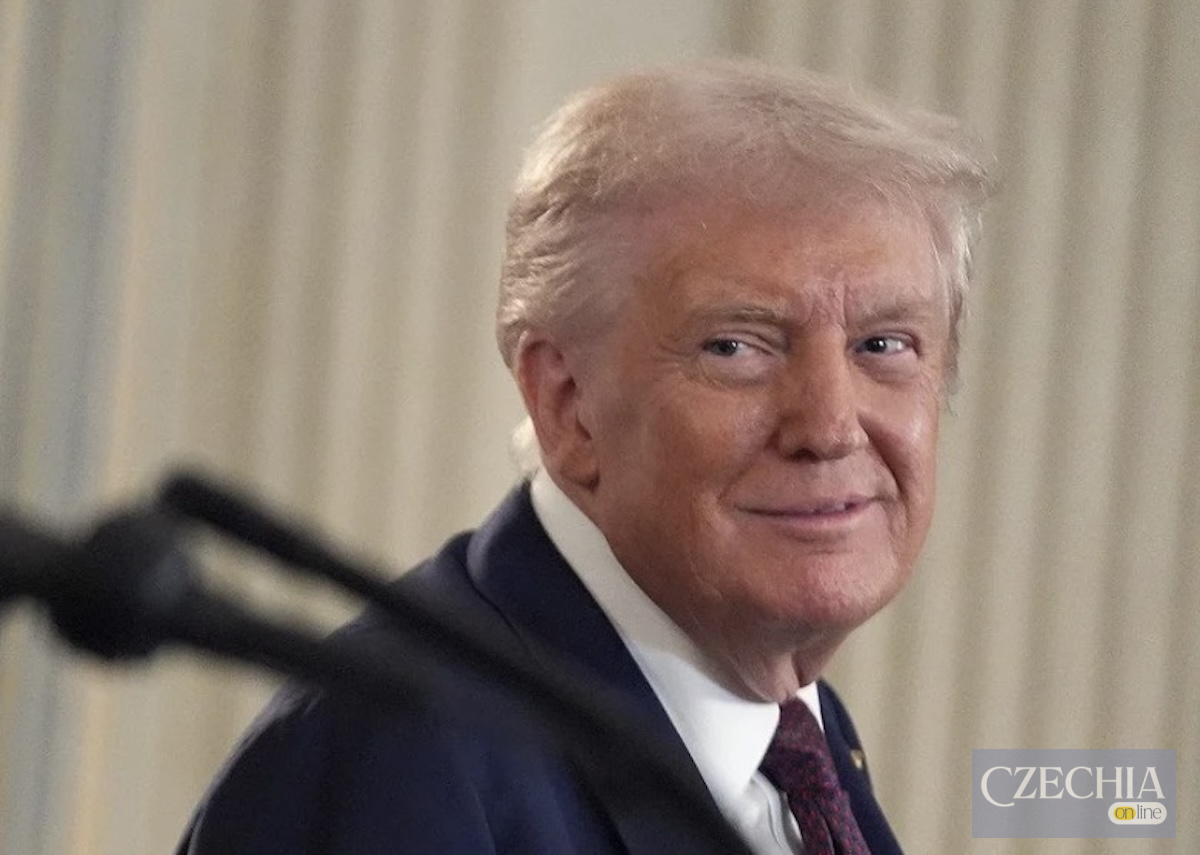 Адміністрація Трампа пропонує Європі відновити закупівлі російського газу Президент США Дональд Трамп під час виступу в Мар-а-Лаго 17 жовтня 2026 року