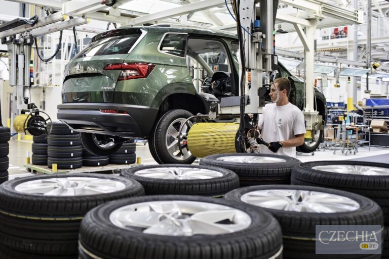 Працівник заводу Škoda Auto на виробничій лінії автомобілів Enyaq у Чехії