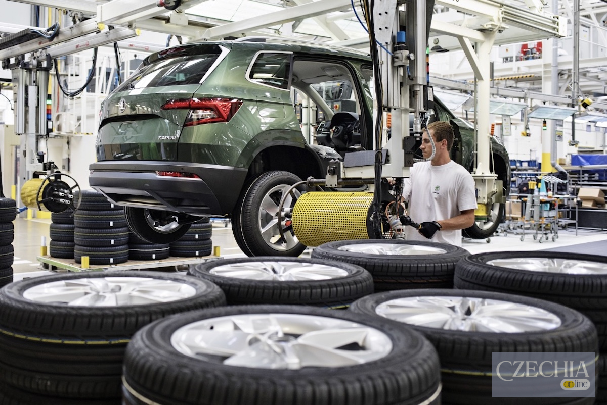 Škoda Auto може заморозити зарплати працівників до 2030 року Працівник заводу Škoda Auto на виробничій лінії автомобілів Enyaq у Чехії