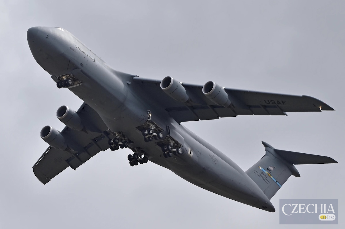 Американський C-5 Galaxy пролетів над Чехією з несправним шасі Американський військово-транспортний літак C-5M Super Galaxy — ілюстрація до інциденту з шасі над Чехією