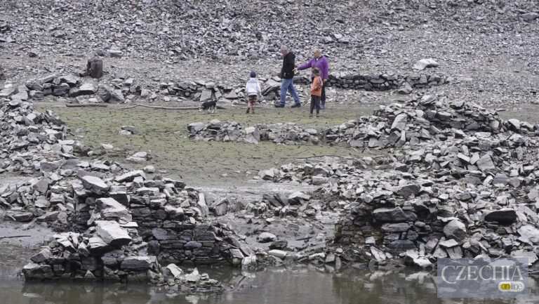 Залишки затопленого села Бітов на дні Врановського водосховища в Чехії після падіння рівня води