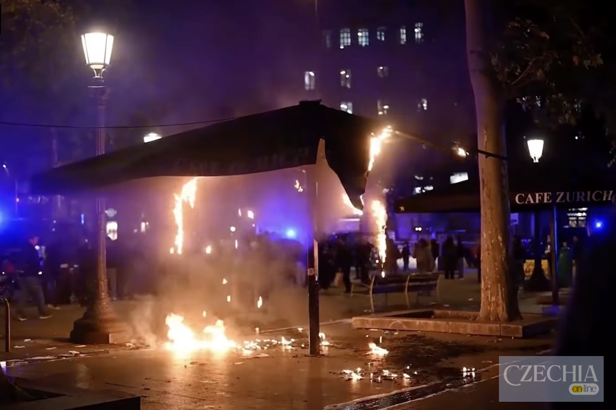 Screenshot Заворушення в центрі Барселони 24 жовтня 2026 року. Молодь підпалювала барикади та громила міське майно.