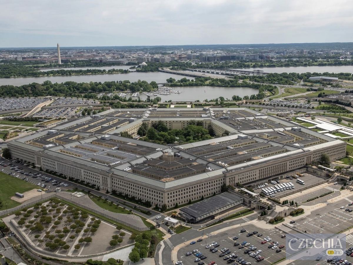 Пентагон готує військові бази США до 90 днів автономної роботи Будівля Пентагону у США — американські військові бази готують до 90 днів автономної роботи за програмою FORTRESS