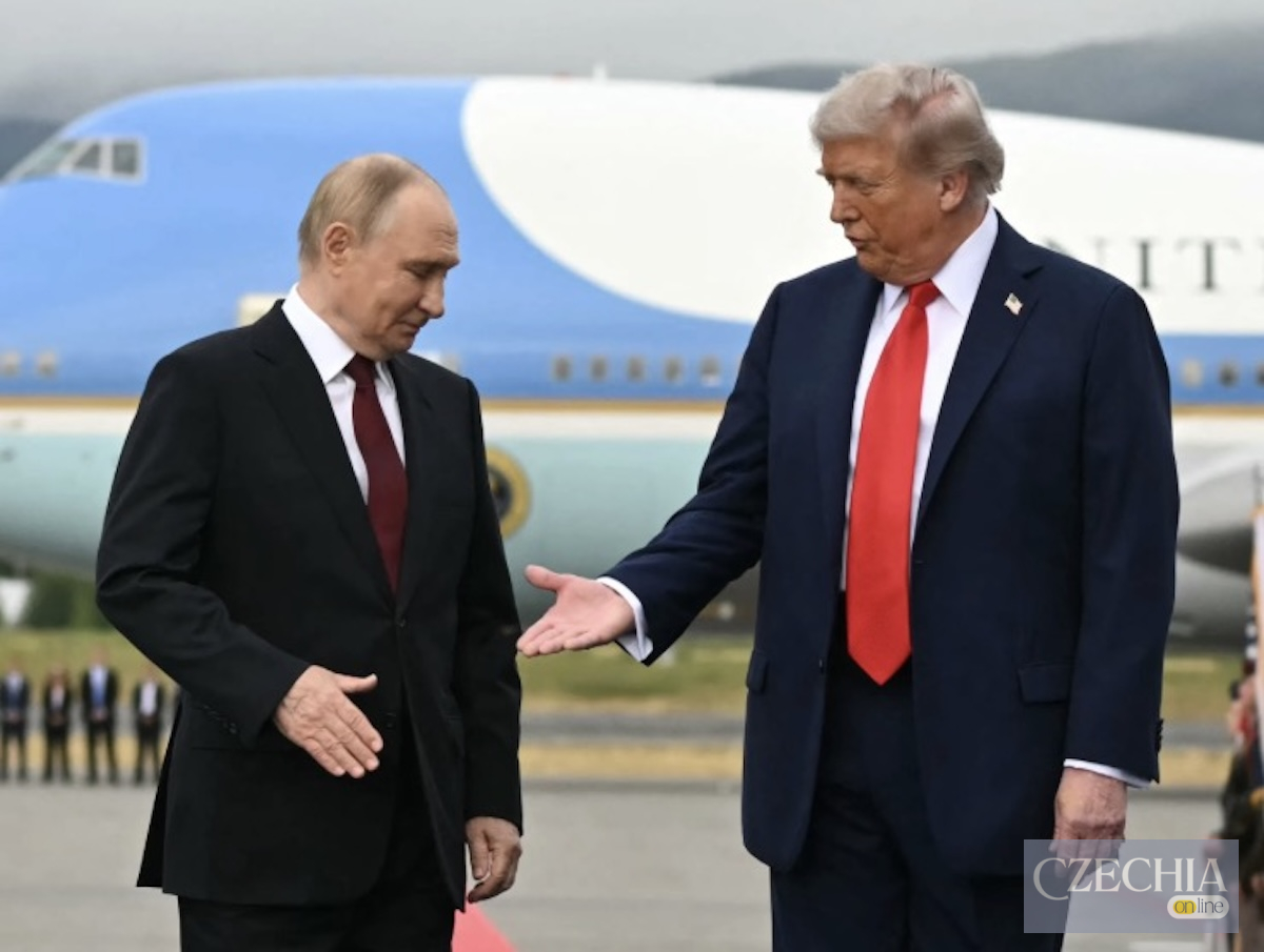 Адміністрація Трампа розглядає скасування санкцій проти Російського фонду прямих інвестицій Дональд Трамп і Володимир Путін під час зустрічі — США розглядають зняття санкцій із російського фонду RDIF