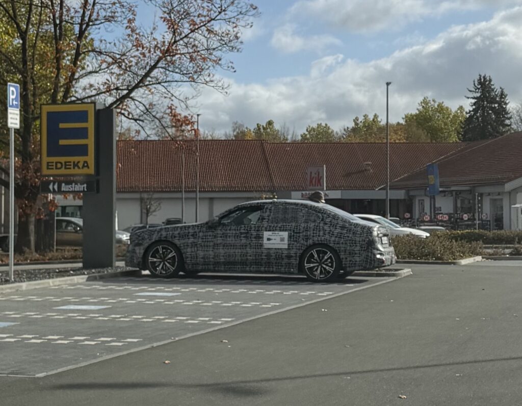 Біля кордону з Чехією помітили ймовірний прототип оновленого BMW M5 у камуфляжі. Фото - ТехноМанія, Світ, Топ-новини. Джерело: Українці в Чехії | Чеські новини для українців Біля кордону з Чехією помітили ймовірний прототип оновленого BMW M5 у камуфляжі. Фото - фото 1