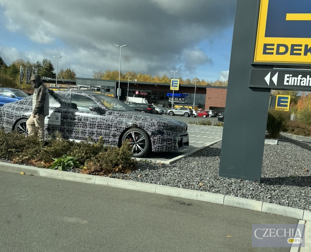 Закамуфльований BMW у Вальдсассені біля кордону з Чехією Закамуфльований BMW, який читачі сфотографували у Вальдсассені біля кордону з Чехією