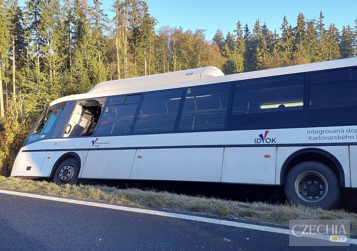 Автобус з’їхав з обледенілої дороги у Хебському краї — ДТП біля Горнього Крамоліна Рейсовий автобус Карловарського краю з’їхав у кювет біля Горнього Крамоліна в Чехії 29 жовтня 2026 року.