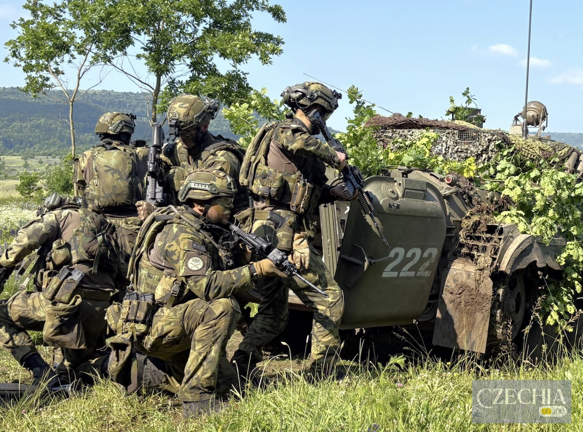 Армія Чехії попередила про неготовність до тривалої війни Чеські військові зі зброєю під час міжнародних навчань у Болгарії, вересень 2023 року.